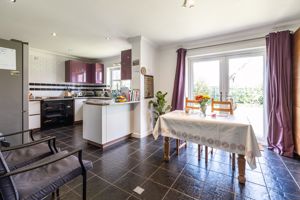 Kitchen/Breakfast Room- click for photo gallery